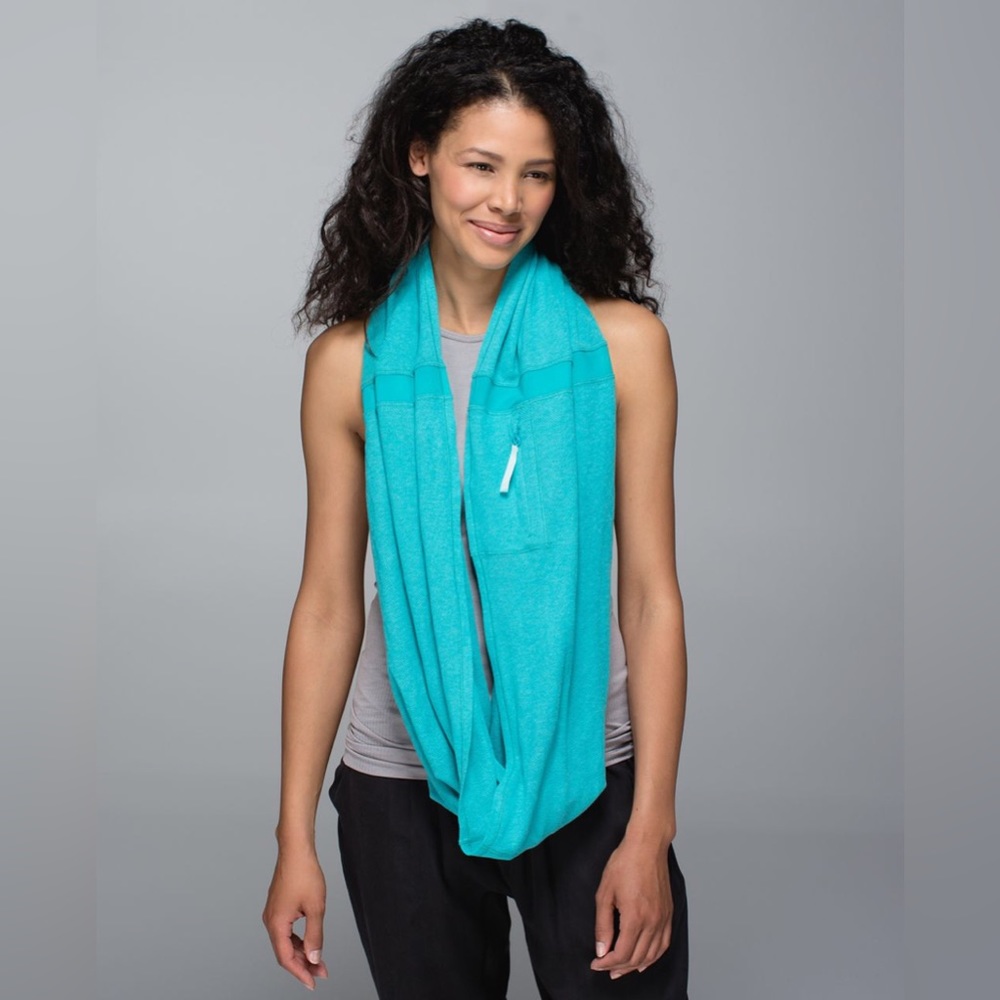 Lululemon infinity scarf teal with small zippered pocket